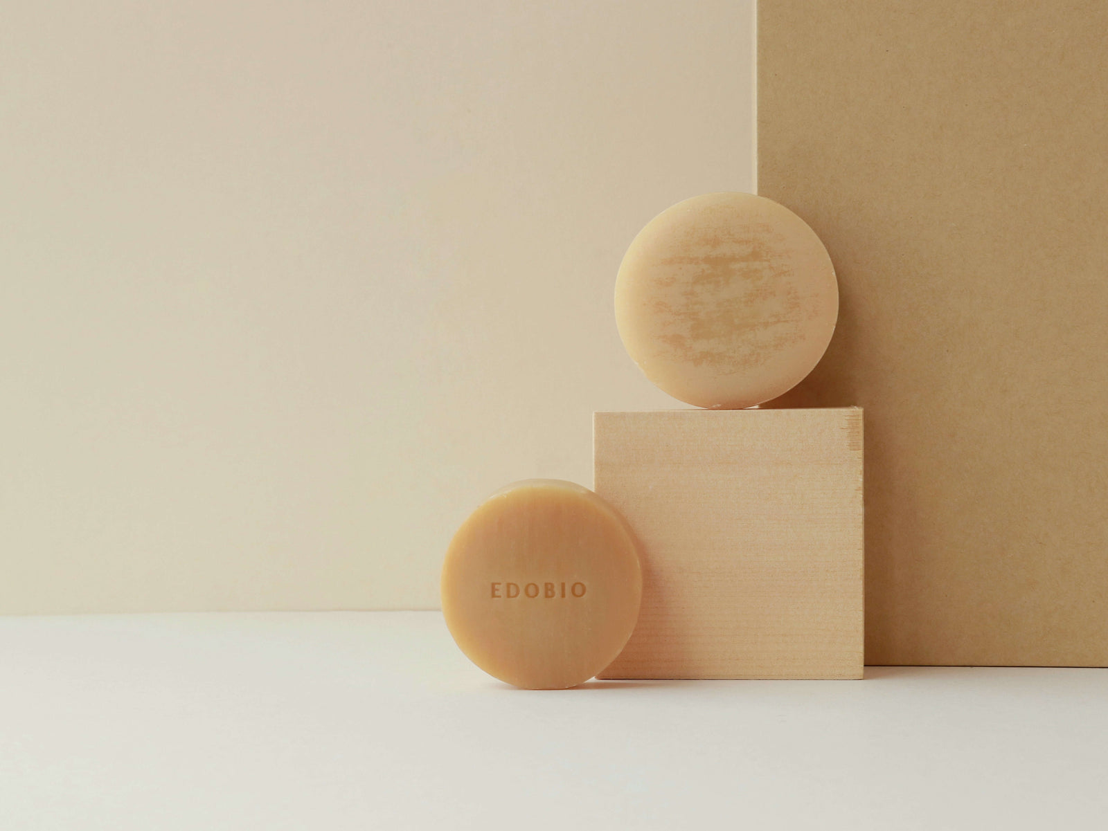 Glossing conditioner soap